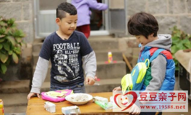 田亮留家看守五位孩子，中午吃饺子 爸爸去哪儿第八期（2013-12-29）视频预告（剧照）