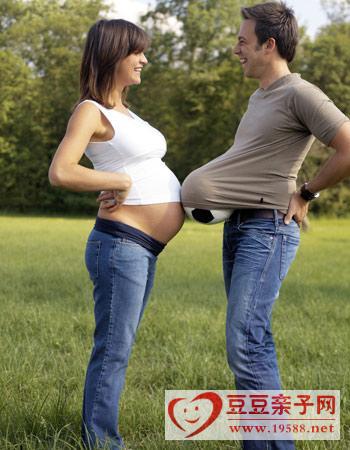 孕妇孕后期频繁摸肚子易导致宫缩