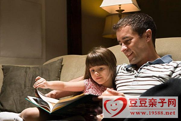 亲子活动：父亲有空多陪孩子看书提高孩子阅读能力