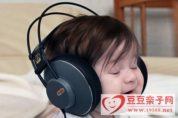 宝宝听音乐操作乐器运用大脑的两个不同部位