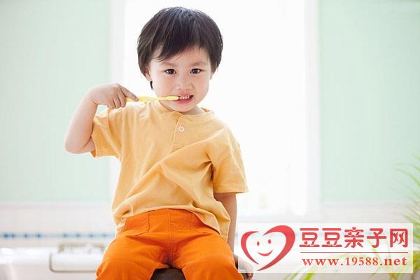 2-3岁小朋友学刷牙时期家长要注意培养孩子养成刷牙好习惯