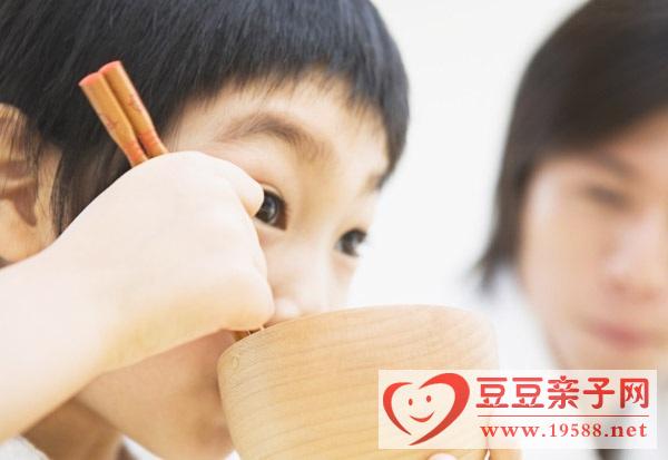 宝宝多大开始学筷子，宝宝学筷子并非越早越好