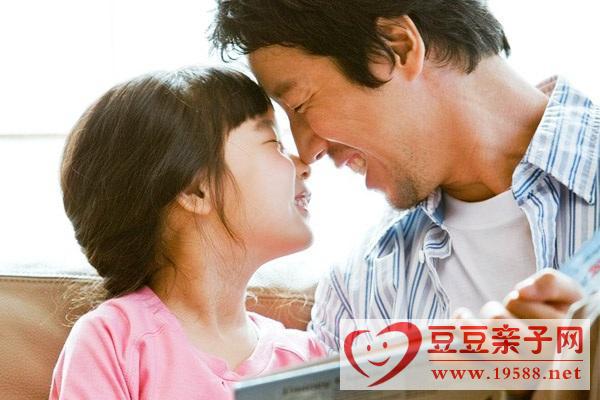 父亲影响女儿的性格，父亲要积极参加孩子们各项活动