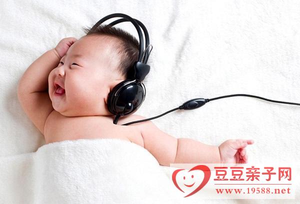经常让幼儿听些欢快乐曲，使幼儿身心得到健康成长
