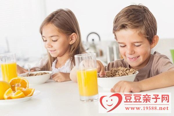 宝宝开胃早餐食谱：果仁玉米粥、生菜粥的做法