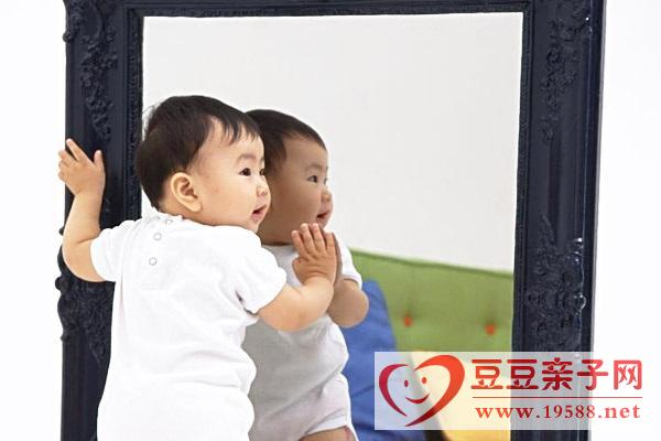 宝宝照镜子：培养宝宝社会亲和性，形成基本分辨能力