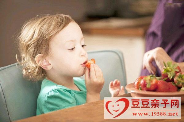 宝宝吃水果后要及时漱口避免龋齿