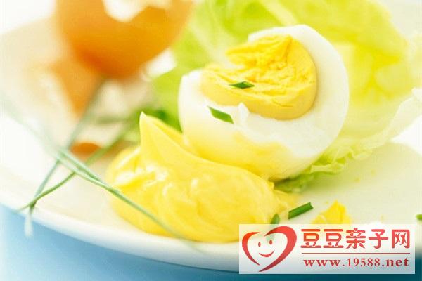 宝宝吃鸡蛋要循序渐进，6个月宝宝每天可吃1/4个蛋黄