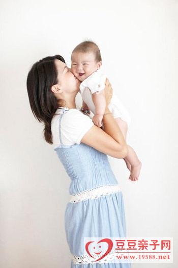 妈妈的亲吻刺激宝宝的触觉发育，让宝宝有安全感