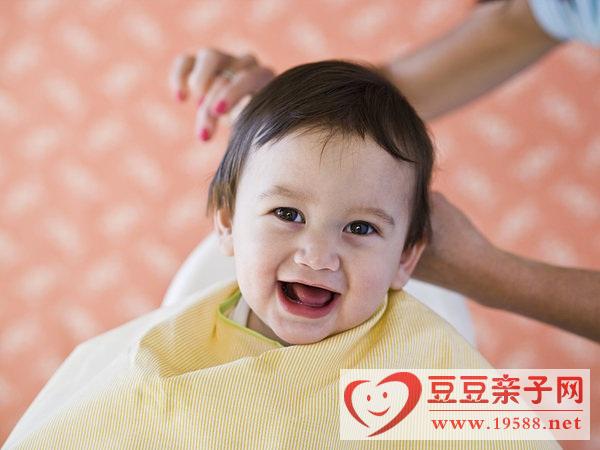 婴幼儿不宜过早理发，宝宝什么时间理发合适