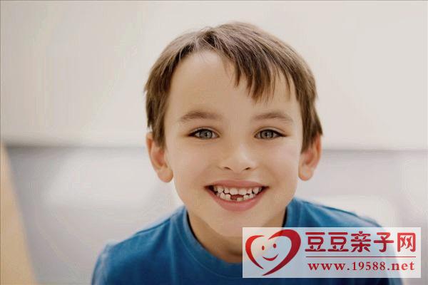 小儿换牙期护理：让孩子改掉舔牙齿等坏习惯