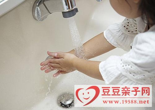 宝宝洗手建议用肥皂，尽量不要给孩子用湿纸巾或免洗擦手液