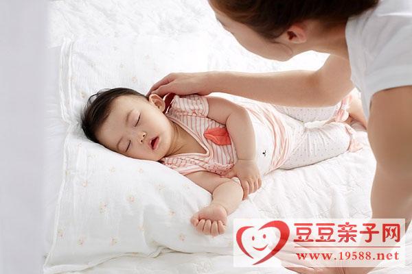 宝宝1岁半睡觉前哭闹有哪些原因呢