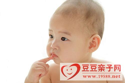 宝宝嘴唇干裂缺乏维生素，多吃新鲜的蔬菜水果