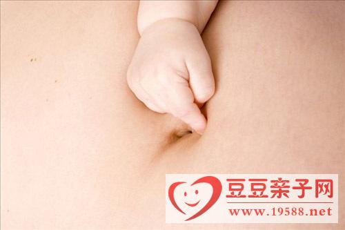 如何安全给宝宝清除肚脐眼里的污垢