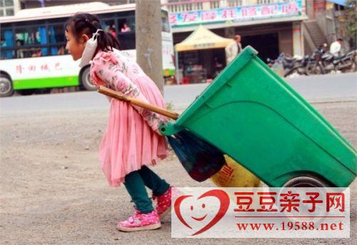 5岁妞妞帮奶奶打扫街道卫生，感动众多路人