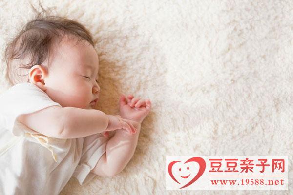 宝宝睡眠：搂着宝宝睡等方式不利于宝宝发育