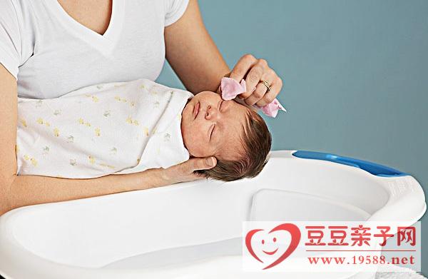 妈妈如何为新生儿洗脸，给宝宝洗脸方法