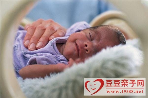 护理早产儿首要预防感染，定期随诊很重要