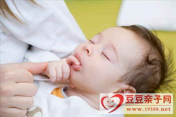 妈妈课堂：婴儿睡姿影响婴儿左右手使用习惯