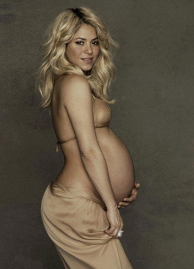 2012年12月，巴萨铁卫皮克和怀孕数月之久的女友夏奇拉拍摄了一组半裸的孕照，近日这组照片曝光。照片里，高大帅气的皮克半裸着上身，怀抱着夏奇拉， 而夏奇拉上身穿着文胸，挺着肚子，她已怀胎十月。西班牙当地时间1月22日晚22时41分，巴塞罗那中卫皮克和拉丁天后夏奇拉的长子米兰-皮克-梅巴拉克出生。西班牙《每日体育报》在第一时间透露了详情，夏奇拉通过剖腹产顺利诞下她与皮克的爱情结晶，母子平安。