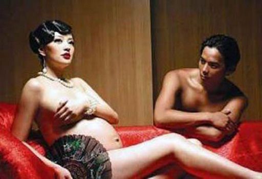 台湾女星傅天颖在怀孕期间，与老公一起拍摄了一组全裸孕照，造型好似30年代上海贵妇。