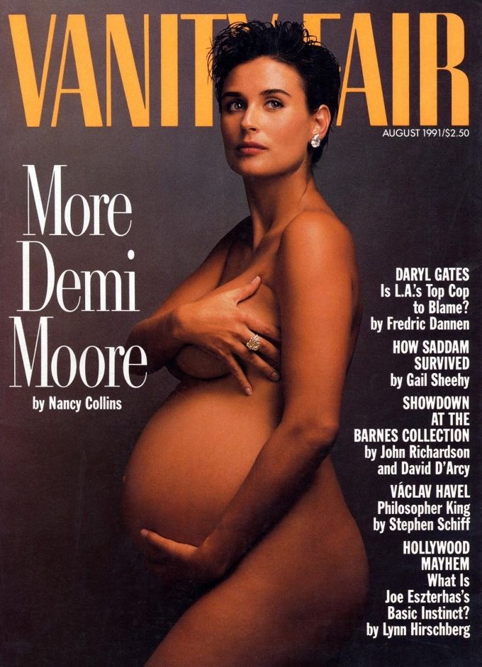 说到大肚子裸照风潮，Demi Moore是始祖。她首次大胆地以裸体的孕妇形象登上《VanityFair》（名利场）1991年八月号的封面，全裸并一手掩胸一手抱肚的姿势成为经典，之后被无数女名人模仿。