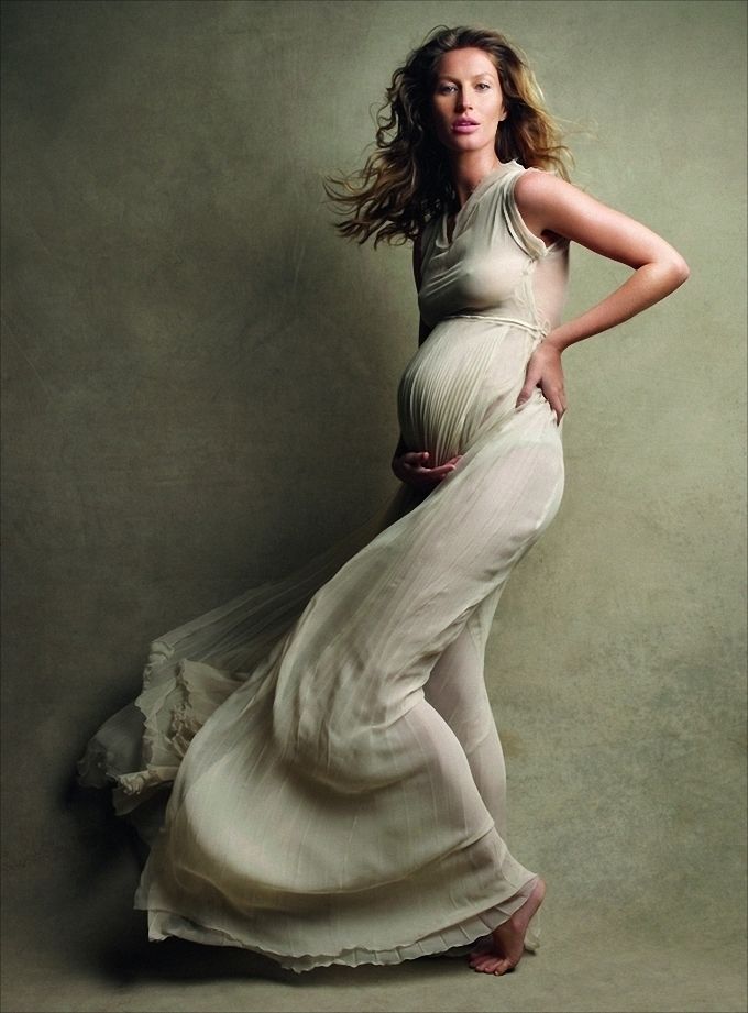 超模届一姐Gisele Bundchen的这张怀孕照片，登在《Vogue US》