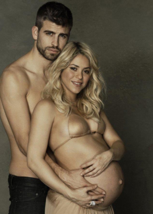 2012年12月，巴萨铁卫皮克和怀孕数月之久的女友夏奇拉拍摄了一组半裸的孕照，近日这组照片曝光。照片里，高大帅气的皮克半裸着上身，怀抱着夏奇拉， 而夏奇拉上身穿着文胸，挺着肚子，她已怀胎十月。西班牙当地时间1月22日晚22时41分，巴塞罗那中卫皮克和拉丁天后夏奇拉的长子米兰-皮克-梅巴拉克出生。西班牙《每日体育报》在第一时间透露了详情，夏奇拉通过剖腹产顺利诞下她与皮克的爱情结晶，母子平安。