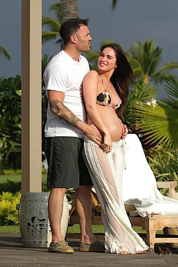 曾出演《变形金刚2》的27岁准辣妈梅根-福克斯和老公现身夏威夷度假，豹纹比基尼搭配白色蕾丝裙秀大肚。