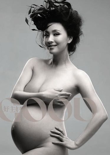 陶虹变身性感俏母亲，为杂志拍摄全裸写真，展现孕妇妩媚的一面。
