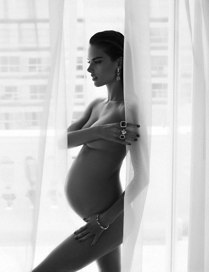 超模Alessandra Ambrosio 最美的一张孕照，便数这张由双人摄影组合Mert&Marcus掌镜，为巴西珠宝品牌Vivara拍摄的黑白照。裸身站在白纱窗帘前，浓眉媚眼，散发出来的母性光辉毫不逊色于珠宝的闪耀。