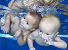 9个月双胞胎独自游泳