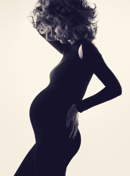 谁说怀孕的女人不再性感？有着90年代“梦露”之称的超模爱娃·赫兹高娃 (Eva Herzigova)登上《Harper’s Bazaar》英国版的封面，若隐若现中身姿曼妙，正在受孕期的她性感依然，孕育着新生命的女人竟然可以如此有魅力，欣赏一组爱娃的大片吧。