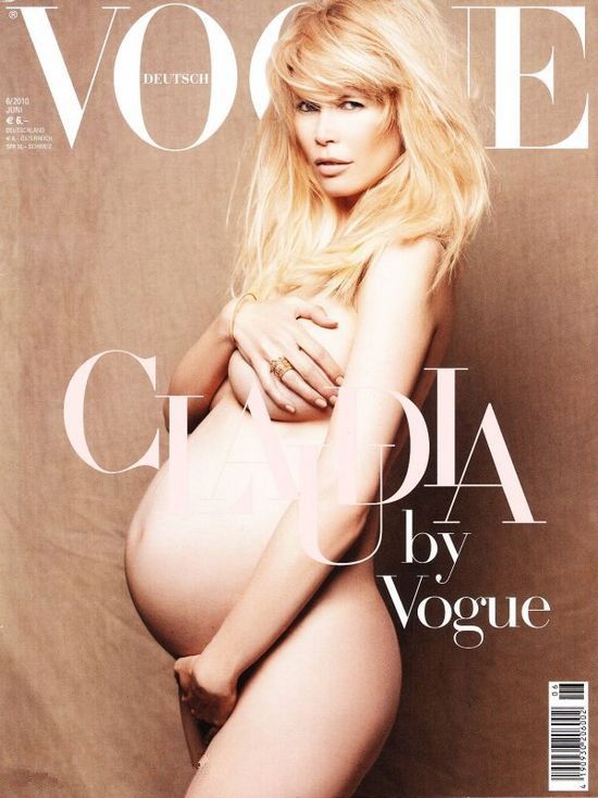 《VOGUE》德国版登出德国籍传奇超模克劳迪娅-希弗(Claudia Schiffer)的全裸孕照。更为值得一提的是这组照片是“老佛爷”卡尔-拉格菲尔德(Karl Lagerfeld)为希弗亲自操刀拍摄。
