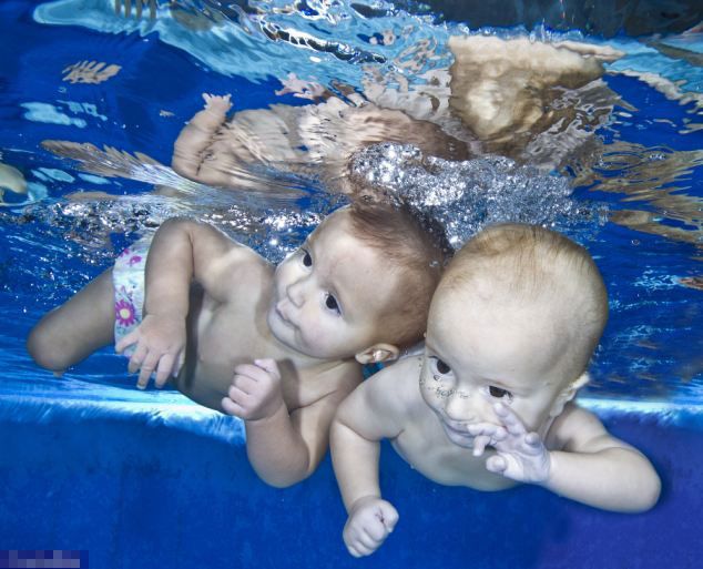 据英国《每日邮报》报道，英国格洛斯特郡赛伦塞斯特市的一对早产双胞胎兄妹，在9个月大的时候就能够在泳池中独自游25米。这两个小家伙非常喜欢在水中上下游动，蹬着小腿推动身体前行，甚至还在水下十分开心地笑着。他们在10月份刚开始练习游泳时便能独自在水里游动，起初只能游5米，之后慢慢便能游完一个25米长的成人泳池的单程。但仍需要妈妈为他们把握游泳的方向。