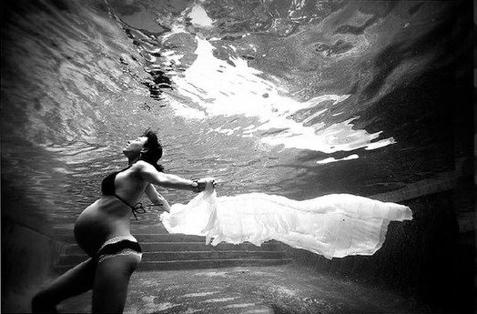 水波和光线营造了一个如梦似幻的水下空间，薄纱透出女性的柔和曲线，超唯美的水下浪漫孕照，美得让人惊叹。